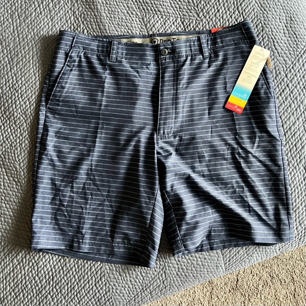 NWT Pro Tour brand cooling stretch material casual/golf shorts.